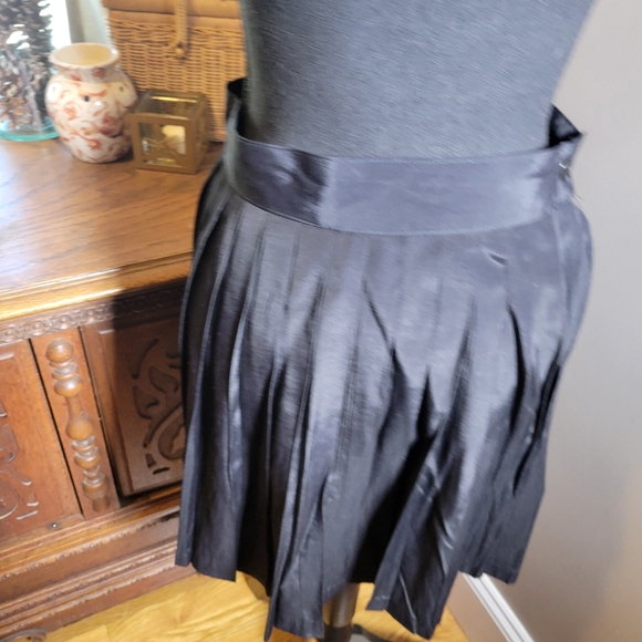 VINTAGE STUDIO BLACK SHINY PLEATED MINI SKIRT - Picture 4 of 7
